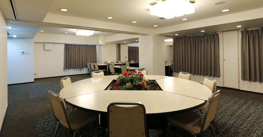 ※ベッドカバーはお部屋により異なります。