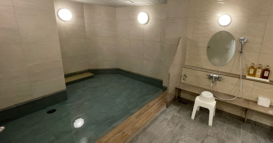 ※ベッドカバーはお部屋により異なります。